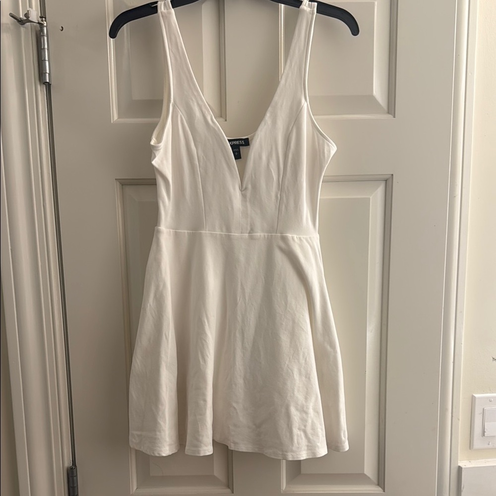 Elegant White Sleeveless Dress
